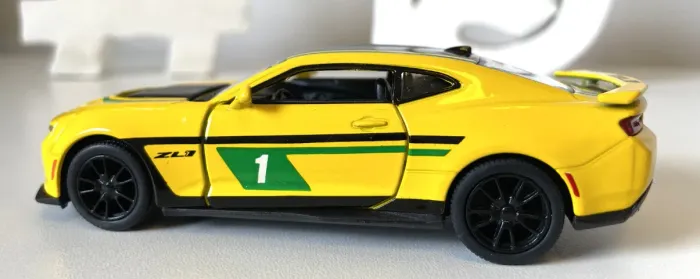 Kinsmart Miniatura Carrinho 1/38 - 2017 - Chevrolet Camaro ZL # 1 Livery Amarelo Fricção