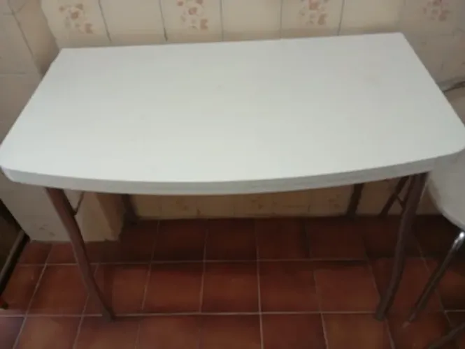 Mesa dobrável com 4 banquetas