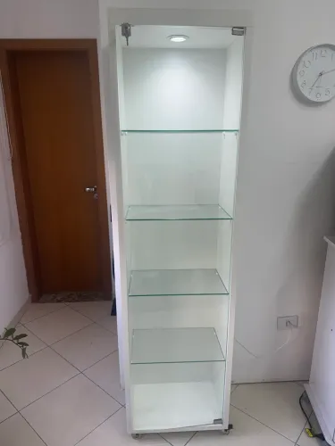 Vitrine torre expositor com porta de vidro e luz