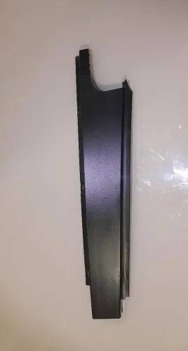 Moldura Original da Coluna Lado Esquerdo da Porta Traseira Fiat Toro 2016/2021.