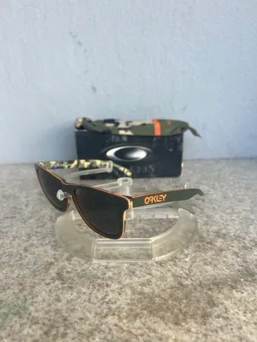 Oakley Frogskin x Eric Koston