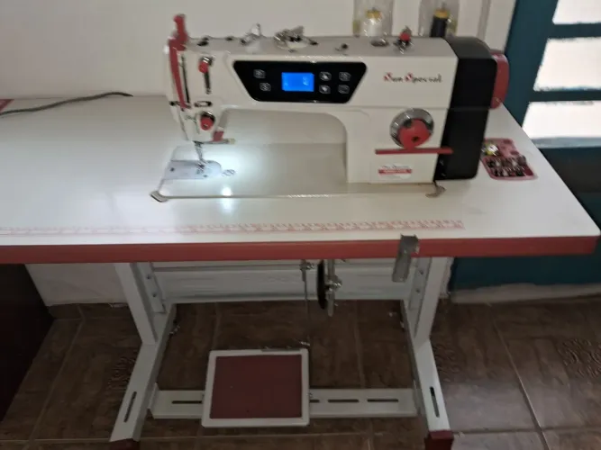 Máquina de costura reta industrial semi nova sun special