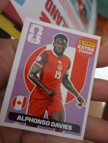 Figurinha ALPHONSO DAVIES/ roxa