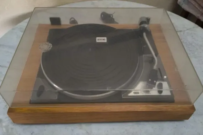 Toca disco CCE BD-5000 + AMPLIFICADOR ( LEIA )