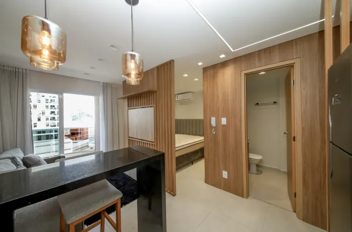 Studio mobiliado com vista livre e lazer no Centro para venda