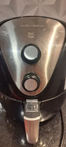 Doo airfryer usada, com ferrugem no fundo.