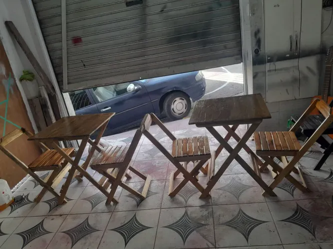 Mesa dobrável com 4 cadeiras 