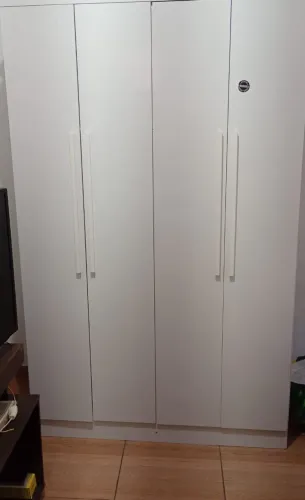 Guarda roupas quatro portas semi novo