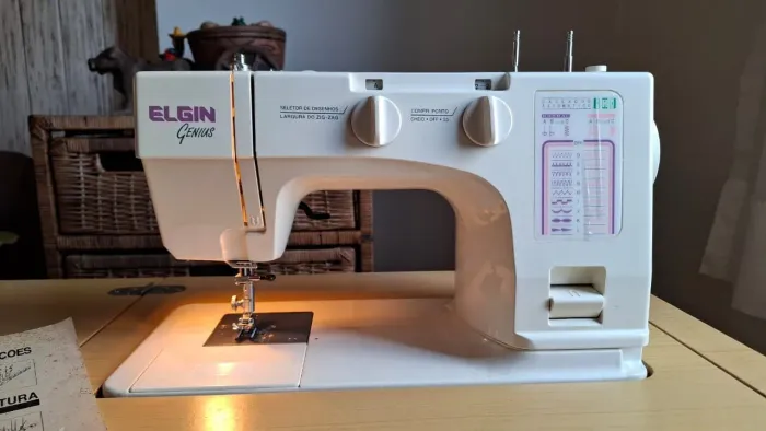Maquina de costura com gabinete