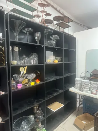 Vende se prateleiras 