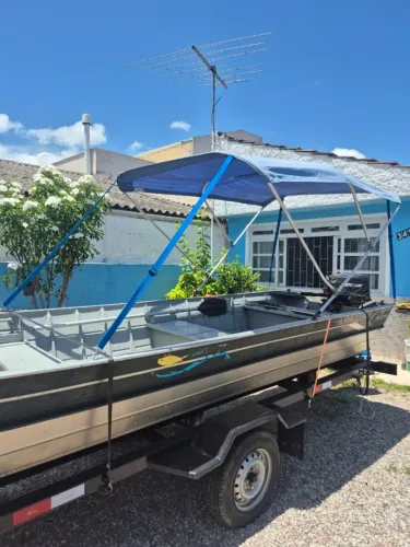 Lancha de alumínio -6 metros - capacidade para 6 pessoas
