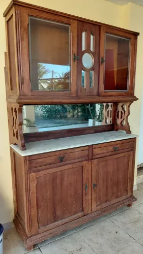 Armário antigo em madeira de lei