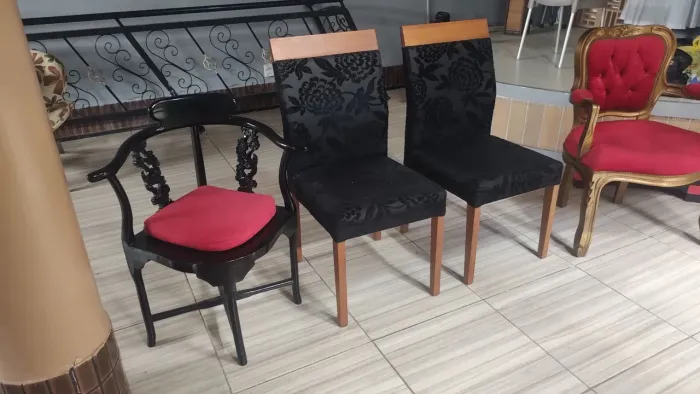 CADEIRAS DECORATIVAS E POLTRONAS.