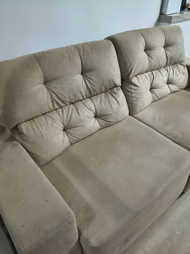 Vende-se um Sofá Retrátil em Suede de dois lugares.