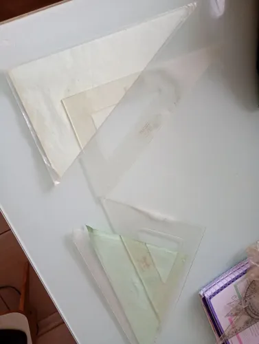 Vendo par de esquadros para curso técnico ou superior edificações/ Engenharia/ Arquitetura
