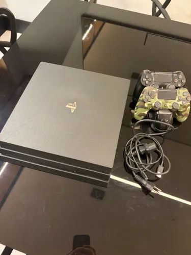 Playstation 4 PRO 1TB + 2 controles + Dock de Carregamento