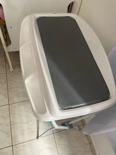 Banheira branca com suporte