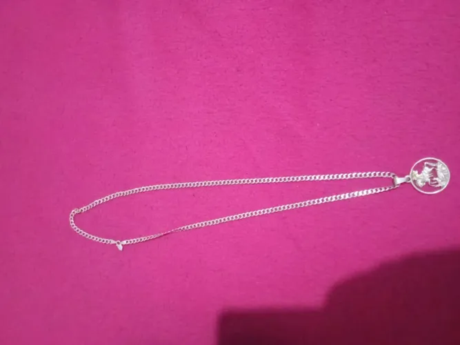 Vendo cordão de prata só tá quebrado a ruela do fecho no preço cuida só o cordão 