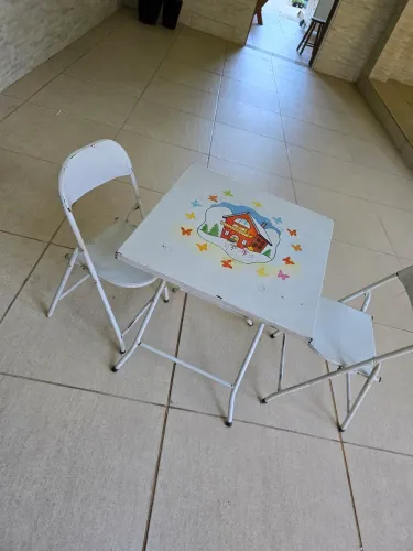 Mesas e cadeiras de criança