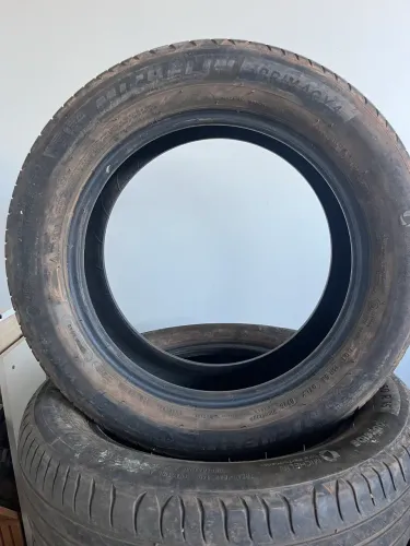 Vendo 4 pneus Michelin 185/60R15
