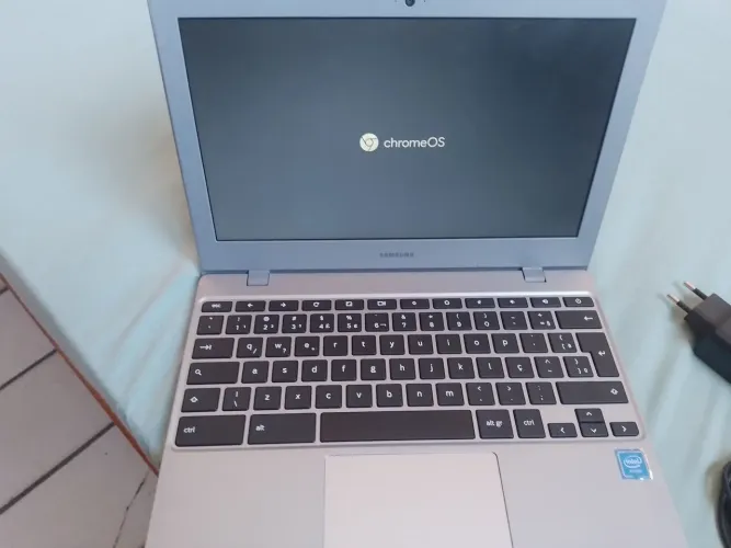 Samsung Chromebook 4 (11.6") equipado com o processador Intel Celeron N4000 e 64 GB