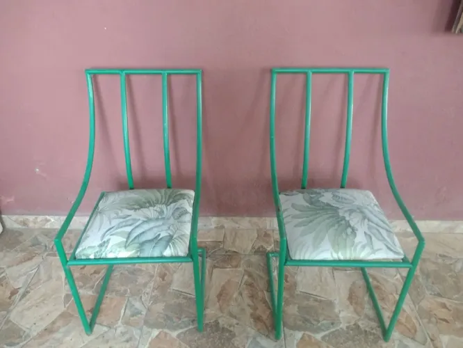 Vendo duas cadeiras por 100 reais
