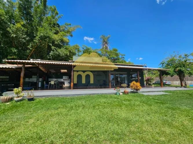 Chácara com casa, varanda grande coberta e churrasqueira