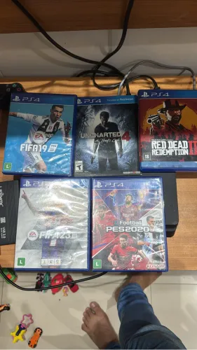 Vende-se PS4 mais três controle mais seis jogos
