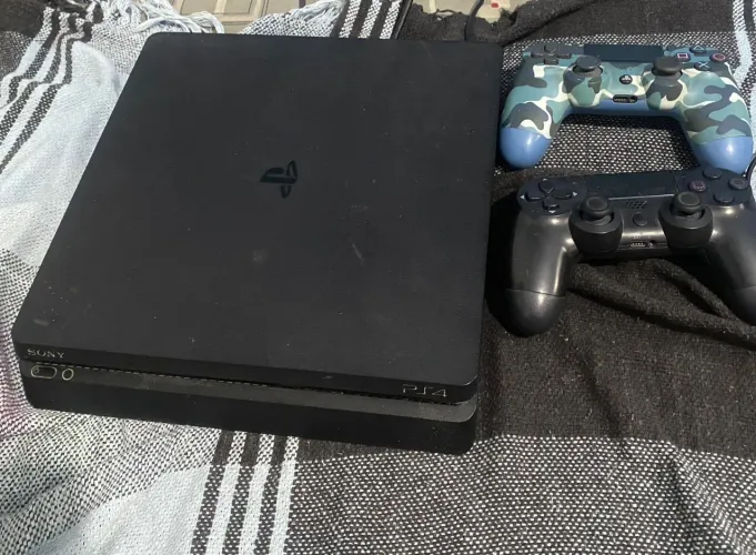 Vendo PS4 com dois controles e diversos jogos valor negociável 