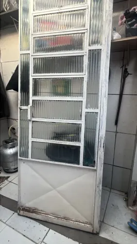 Porta de Ferro com Vidro Canelado - Usada - Medida Padrão