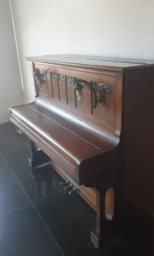 VENDO PIANO ESSENFELDER ANTIGO