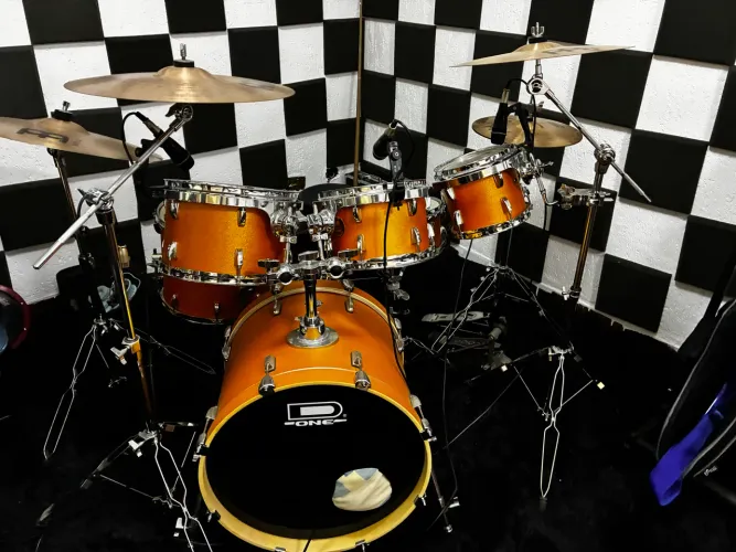 Bateria D One completa com pratos AA