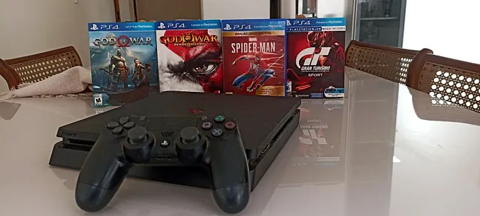 Playstation 4 Slim 1TB + 5 Jogos: God Of War (2018); God Of War 3; Gran Turismo; Uncharted