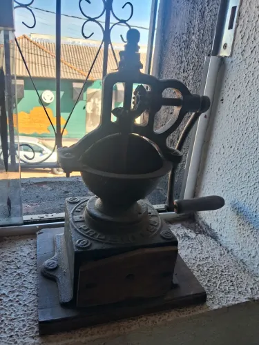 Moedor de cafe antigo