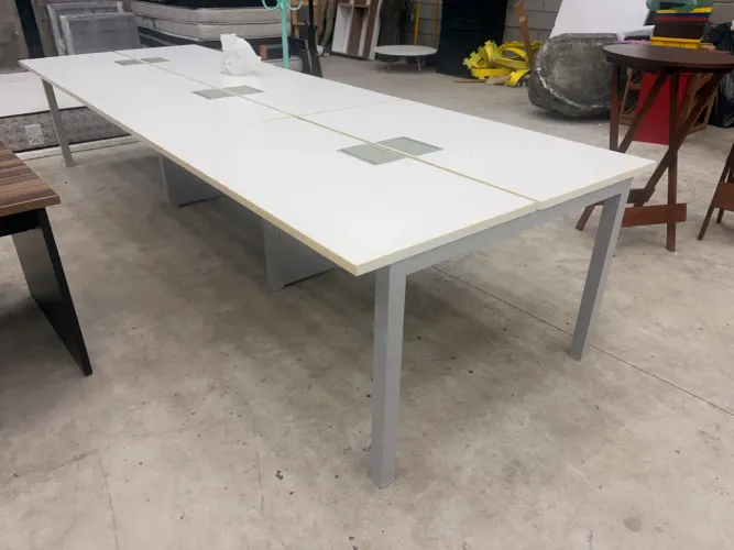 Mesa de reunião grande