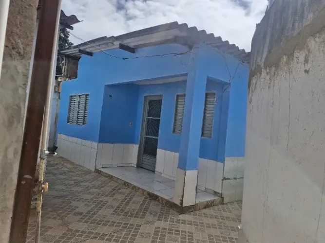 Aluga se casa de 2 quartos, sala cozinha banheiro e garagem.