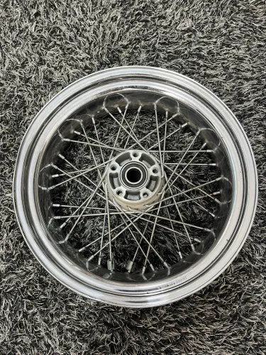 Roda traseira raiada original Harley-Davidson, aro 17