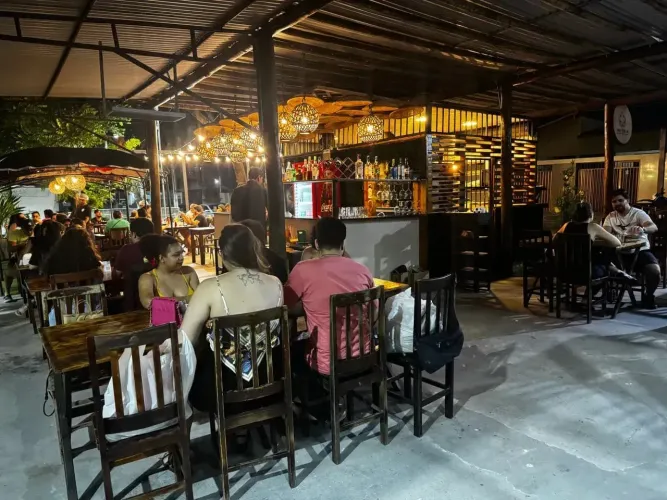Oportunidade!! Casa com comércio Restaurante em Funcionamento - Ponta Negra