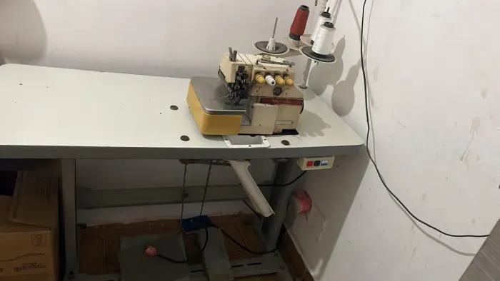Vendo uma máquina de costura overloque