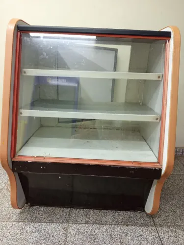 Vendo freezer expositor gelando bem, e estufa quente pra salgados 