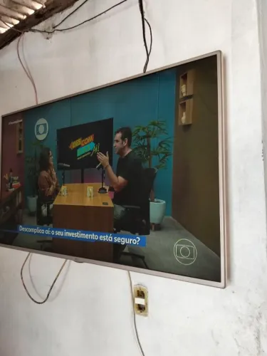 Tv LG pra vender tá funcionando normalmente as vezes fica sidisgano sozinha n direto 