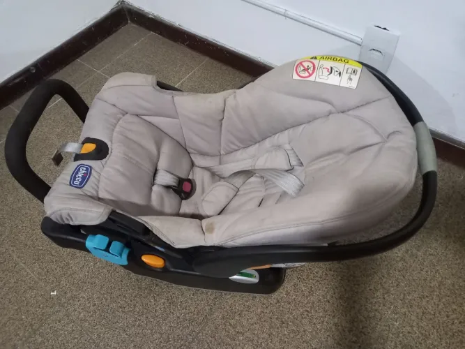 Cadeira de bebê usada toda perfeita só tá um pouco suja tem que mandar limpar