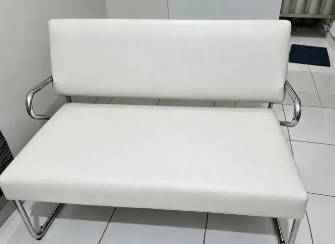 Estofado 3 lugares em couro design moderno