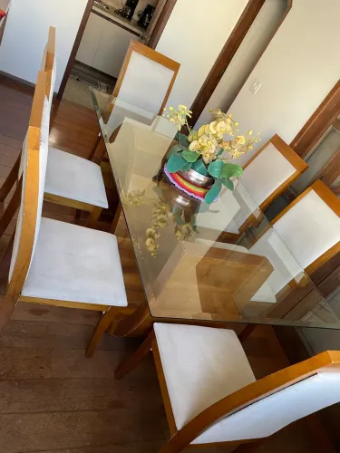 Conjunto de Mesa de Jantar em Madeira Maciça + Vidro + 6 Cadeiras. 