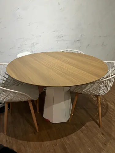 Mesa com quatro cadeiras