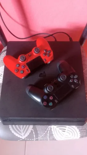 PLAY STATION 4 SLIM + DOIS CONTROLES É UM JOGO.
