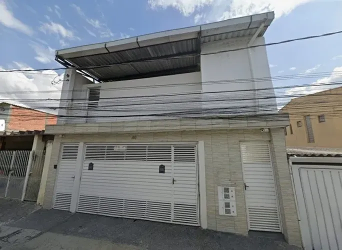 Sobrado com 4 imóveis para renda / Imóvel bem conservado