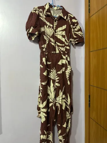 macacão feminino estampa de folhas marrom e branco - tam p