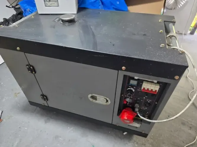 Gerador a Diesel Toyama 7.5 kVA Cabinado + QTA (APENAS 71 HORAS DE USO!)