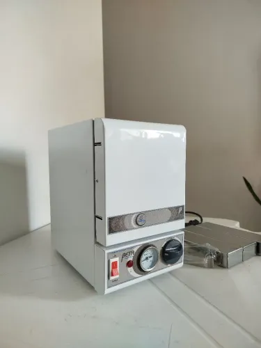 A Estufa Esterilizadora Odontécnica Beta Bivolt (capacidade de cerca de 3,5 a 4 litros)